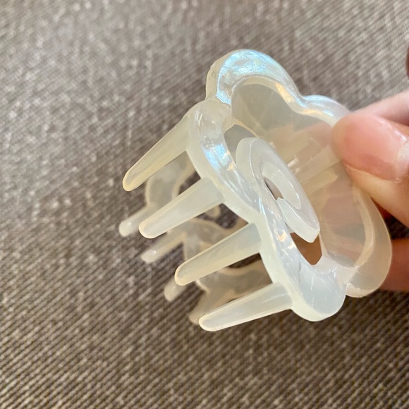 NEW Floral Rose Translucent Milky Hair Clip - Picture 2 of 2